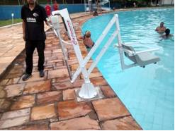 piscina com equipamento e céu aberto, 